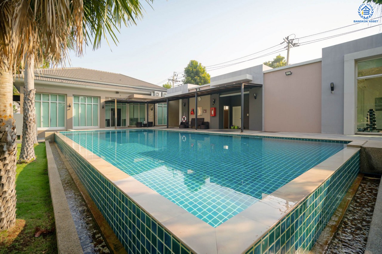 บ้านมือสองตกแต่งใหม่ โครงการ ไลฟ์ บางกอก บูเลอวาร์ด ราชพฤกษ์-รัตนาธิเบศร์ เนื้อที่ 50.3 ตร.ว. ดีไซน์ตอบทุกไลฟ์สไตล์ ฟังก์ชัน 3 ห้องนอน 3 ห้องน้ำ จอดรถได้ 2 คัน บนทำเลติดถนนราชพฤกษ์ เชื่อมต่อทุกเส้นทาง ใกล้รถไฟฟ้าสายสีม่วง "สถานีท่าอิฐ" และจุดขึ้นทางด่วน "ศรีรัช"